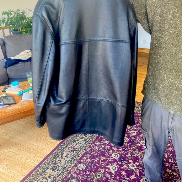 The coat says large but is really XL - Picture 2 of 3